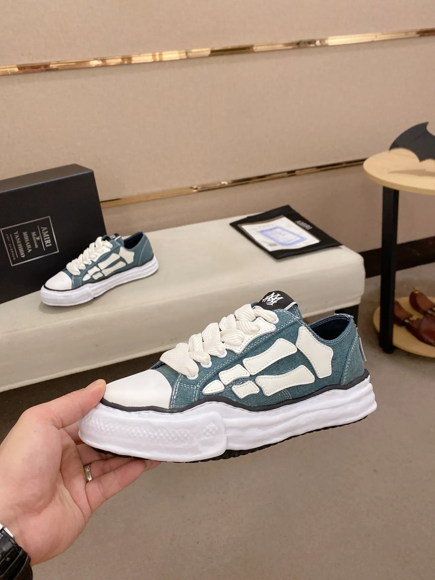 Men's shoes 💰: 580💰 High version [AMIRI] high-end men's shoes brand official website 1:1 latest masterpiece: original mold customization, the fabric is made of imported original materials, upgraded foam outsole, lighter and non-slip. The market's top quality, simple yet tasteful, a must-have for fashionistas, fashionable at your feet, full of confidence, the same style at the counter 👍The summer season is here. Code: 39-44. Can be customized45